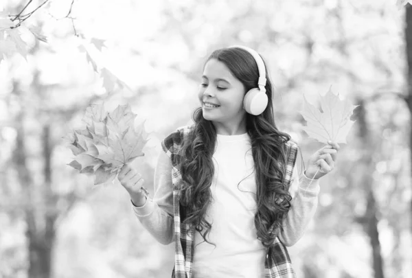 Criança adolescente feliz ouvir música usando fones de ouvido na floresta de outono com bela natureza sazonal ou ter aula on-line, queda — Fotografia de Stock