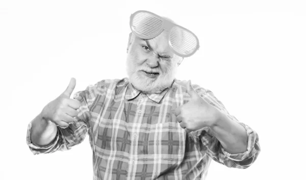 老化和视力。诊断学眼科疾病和年龄变化。一个成熟的大胡子嬉皮士戴着巨大的太阳镜.快乐的养恤金领取者概念。玩得开心点眼睛健康。光学商店。眼科护理 — 图库照片