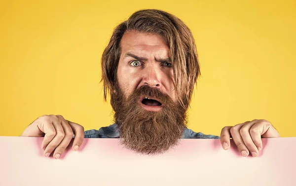 Publicidade da sua marca. barbeiro masculino cuidados faciais. confiante e bonito. anúncio e propaganda. surpreendeu o homem maduro. Um tipo com um estandarte de barba. brutal caucasiano hipster com bigode — Fotografia de Stock