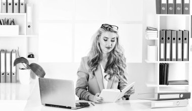 Her zaman önce müşteriyi düşün. Dizüstü bilgisayarında çalışan kıvırcık saçlı kadın. Gözlüklü kız sekreter. İşteki müdür. Kendine güvenen bir iş kadını. Bayan patron. Masadaki sarışın. Ofisteki zeki öğretmen.