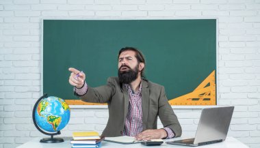 Kurula telefon et. resmi eğitim. Olgun öğretmen notlar alıyor ve öğrencilere soruyor. Acımasız sakallı adam tahtaya yakın bir sınıfta çalışıyor. Sınava hazırlan. Ders üzerine ders veren üniversite hocası. Okula geri dön.