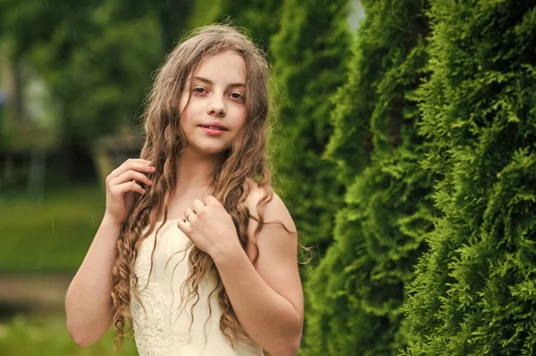 Vacker flicka lång lockigt hår bär vit klänning, ömhet och ungdom koncept — Stockfoto