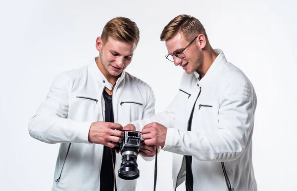 Giovani fratelli gemelli fotografo con aspetto simile fare foto con macchina fotografica retrò, fotografia — Foto Stock