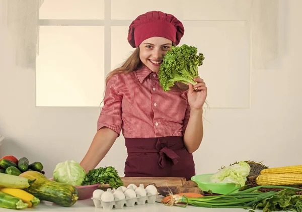 Glückliches Mädchen in der Küche, kulinarisch — Stockfoto