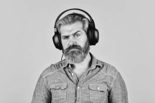 Écouter de la musique. C'est l'heure de se détendre. Un casque hipster brutal. chanter et danser. Il aime sa musique préférée. Homme écoutant de la musique avec son casque. homme barbu hipster dans casque — Photo