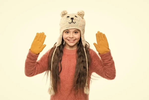 羊毛很精致.让它下雪。滑雪胜地。准备寒假吧。自制针织。小顽皮的小女孩在冬天面带微笑。时尚的概念。被白色隔离的可爱的美丽。任何天气都暖和 — 图库照片