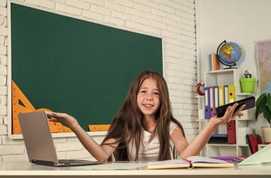 İlkokuldan kız. Sınıfta, Eğitimde.