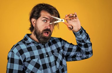 Saçını kesmeyi dene. Berberler makas kullanır. Moda adamı saç kesmek için makas kullanır. Kuaför salonundaki kendine güvenen adam. Erkeklik ve karizma. Sakallı hippi sakalını ve bıyığını kesti. berber dükkanı