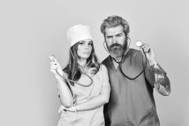 Daha iyi sağlığa giden yol. Aile terapisti fonendoskop kullanır. Tıbbi ekip. Pediatrik sağlık hizmeti. Başarı ve güven için hastanede takım çalışması. Meslek hekimliği. Steteskoplu hemşire ve doktor.