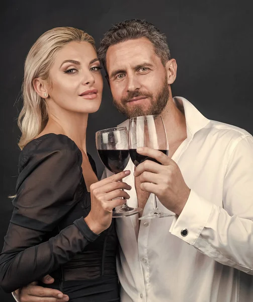 Сексуальная пара в любви к женщине и мужчине с бокалом вина обнять и отпраздновать космическое событие, дату — стоковое фото