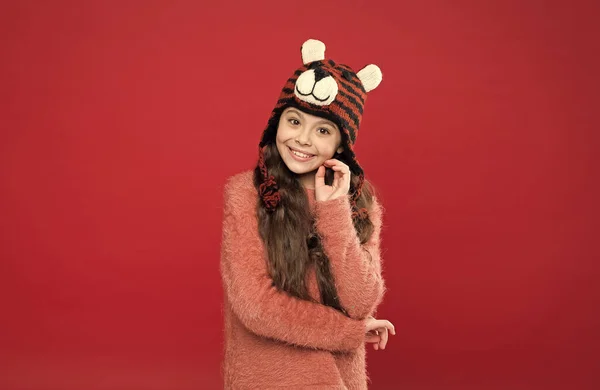 ニットセーターとイヤーフラップの帽子の暖かい冬の服で幸せな子供休日の活動の準備ができて、子供時代 — ストック写真