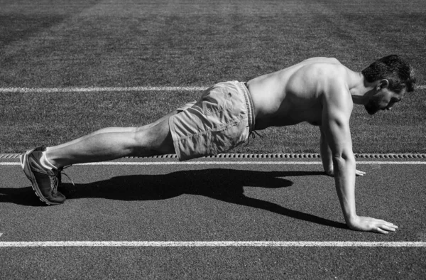 Muskelfyr dyrker sport. Mand i planke. sport og sund livsstil rutine. sport succes. mandlig atlet gør morgen motion. pushups træning. sportsmand planking udendørs. sundhedspleje - Stock-foto