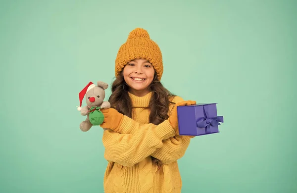 Şirin Noel Baba oyuncağı hediyesi. Küçük kız fare oyuncağı ve hediye kutusunu tutuyor. Çocuk örgüsü giysiler oyuncak fareyle oynuyor. Çocuklar için oyuncak dükkanı. Noel geldi çattı. Xmas 'ın en sevdiği kış tatili. Mutlu yıllar 2020 — Stok fotoğraf