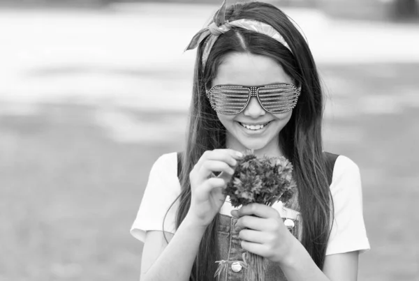 Дивовижна дівчина свіжі квіти букет літній сезон, концепція м'яких пелюсток — стокове фото