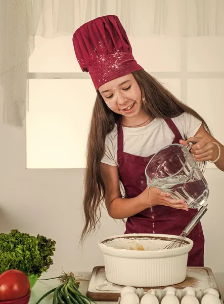 Tellement joyeux. enfant portant un uniforme de cuisinier. utiliser uniquement des produits sains. plein de vitamines. régime alimentaire — Photo