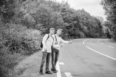 Hayatındaki büyük maceraya otostop çekerek başla. Şirket arkadaşları doğa yolunda otostop çekiyorlar. Şehrin kenarına git. Gezginler yolda. Arkadaşlar otostopçuları gezer.