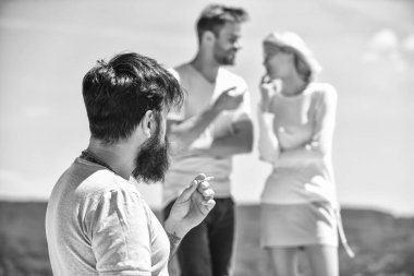 Onları izliyordum. Üçüncü teker konsepti. Aile psikolojisi. İlişki hedefleri. Ayrılın. Aşk üçgeni. İhanet ve boşanma. Kıskanç eş. Kıskançlık hissi. Kıskançlığın olumsuz etkisi. Onları kıskanıyorum.