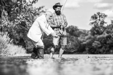Balık tutan arkadaşlar. Hobi ve eğlence. Ruh eşimle balık tutuyorum. Huzur ve sükunet. Tatlı su balığı. Aktif gün. Sakallı adam ve vahşi hippi balıkçılığı. Aile günü. Balıkçılık takımı