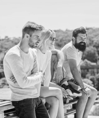 İletişim yetenekleri. Sosyal etkileşim. İnsan iletişimi. Neşeli insanlar iletişim kuruyor. Ağ konsepti. Arkadaşlarla vakit geçirmek. Yaz tatili. Erkek kadın gökyüzü geçmişi ile iletişim kuruyor