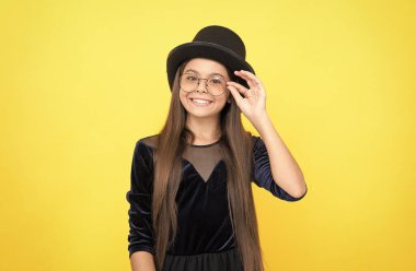 Aksesuar takın ve gözlerinizi koruyun. Mutlu çocuk sarı arka plan gözlüğü takıyor. Çocuklar için gözlük. Moda gözlüğü. Göz koruyucusu. Childs görüş düzeltmesi. Optisyen salonu