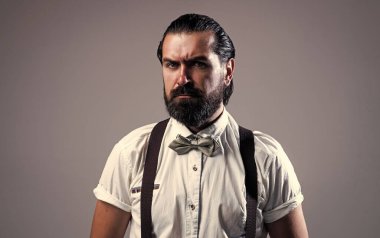 Resmi giyinmiş zarif, vahşi bir adam. Saçları bakımlı, kuaförü var.