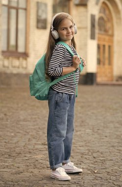 Dijital çağda dinleme uygulamaları. Mutlu çocuk kulaklıkla müzik dinler. Müzik okulu. Müzik eğitimi. Yeni teknoloji. Modern hayat