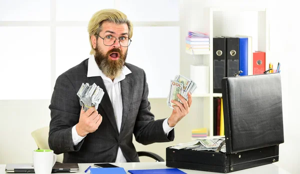 Financieel directeur. Financieel succes. Boekhouding van de omzet en betaling van belasting. Zakenman met geld. Kantoor van de eigenaar. Maak een bankrekening. Krediet en cash concept. Financieel adviseur — Stockfoto