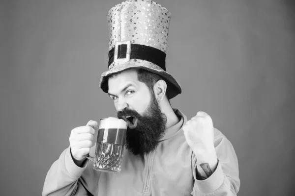 Alkol içeceği. Patrick 'in partisi başlasın. İrlanda geleneği. Vahşi sakallı hippi adam bira içiyor. İrlanda barı. Bira içme kısmı kutlama. Bar sezonluk tatil menüsü. Boyalı yeşil geleneksel bira. — Stok fotoğraf