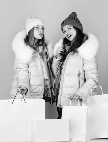 Kellemes vásárlást. Családi nyaralás. Nők kabátban. lányok bevásárló táskák. Karácsonyi bevásárlás. Szórakozás és ajándékok. Barátság és testvériség. Fekete Péntek. Boldog új évet! Karácsonyi ajándékok — Stock Fotó