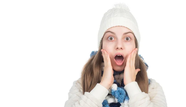 Τι έκπληξη! ζεστά ρούχα. έκπληκτη έφηβη με χειμωνιάτικα ρούχα. παιδική ευτυχία. — Φωτογραφία Αρχείου