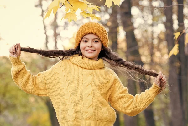 Chica alegre usar prendas de punto en el clima de otoño, la moda —  Fotos de Stock