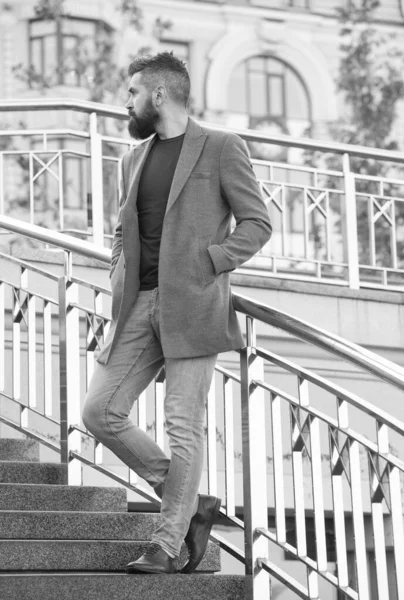 Жестокий взрослый бородатый мужчина с усами, гуляющий на свежем воздухе в модной современной повседневной куртке, мужская красота — стоковое фото