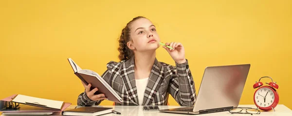 Zelfstudie. Thuisonderwijs concept. Communicatie sociale netwerken. Tiener meisje studeert thuis. Opleiding. Informatie om te leren. Moderne school. Afstandsonderwijs. Leerling met boek. Slimme student — Stockfoto