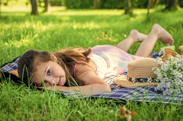 Imádnivaló kislány pihentető takaró szabadban, nyári szünet koncepció — Stock Fotó