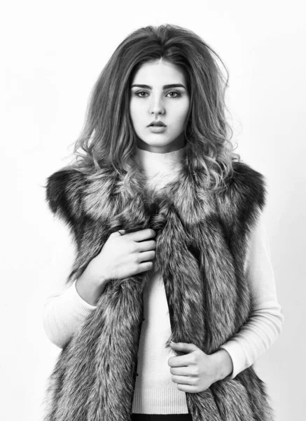 Gilet en fourrure d'argent vêtements de mode. Fille maquillage visage longue coiffure porter gilet de fourrure fond blanc. Accessoire de luxe en fourrure. Concept de tendance mode. Boutique vendant de la fourrure. Armoire à la mode d'hiver — Photo