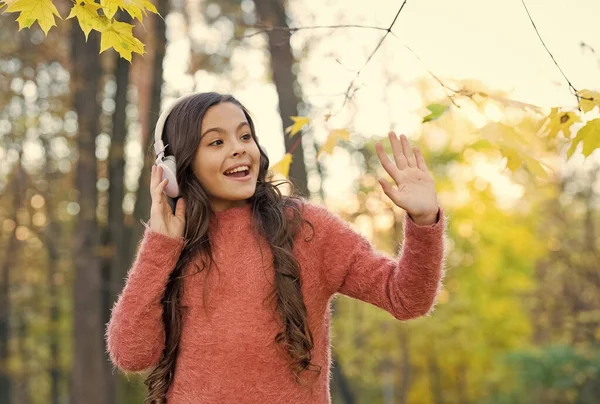 Szczęśliwy dzieciak słuchać muzyki w słuchawkach, dzieciństwo — Zdjęcie stockowe