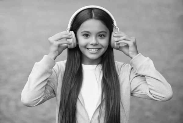 Criança da escola feliz ouvir música ou áudio livro em fones de ouvido para a educação e alegria, infância — Fotografia de Stock