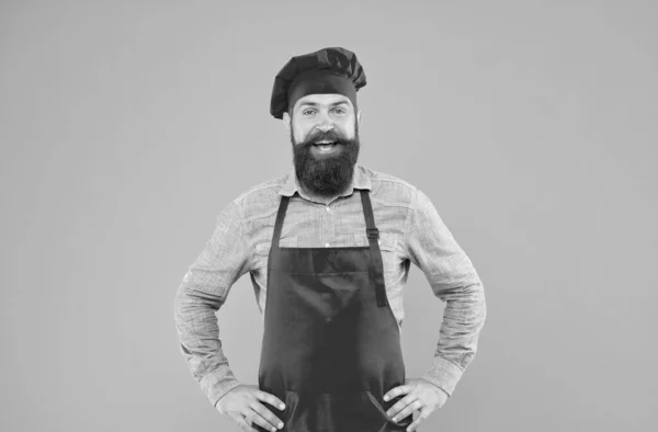 Servicio de catering barbudo hombre chef delantal restaurante trabajador —  Fotos de Stock