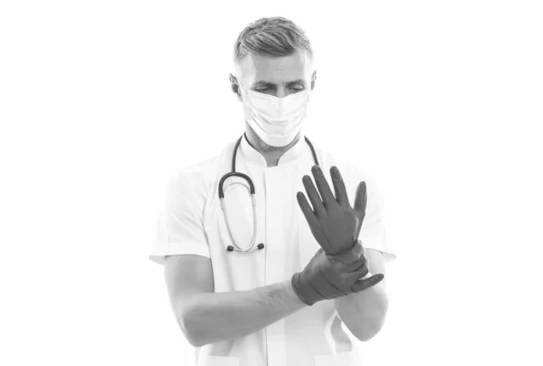 Άνθρωπος γιατρός θεραπευτής με στηθοσκόπιο φορώντας μάσκα αναπνοής και χειρουργικά γάντια κατά τη διάρκεια της επιδημικής έξαρσης coronavirus απομονώνονται σε λευκό, οικογενειακό γιατρό — Φωτογραφία Αρχείου