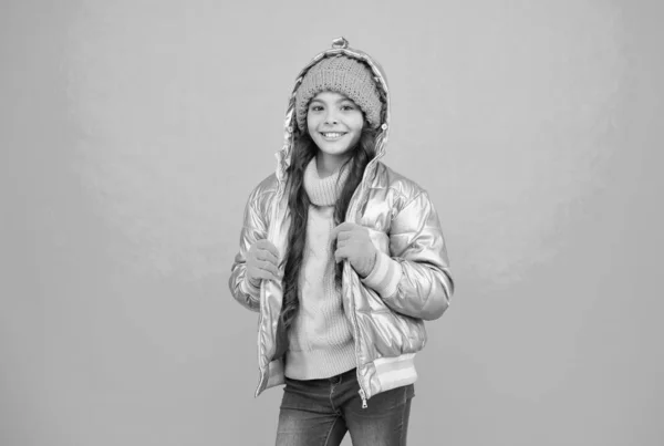 Gelukkig kind zich comfortabel en warm voelen in gewatteerde jas en gebreide kleding in de winter weer, koud klimaat — Stockfoto