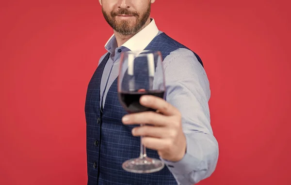 Sommelier. guy drink red wine. cheers for happy valentines day. alcohol drinking. — Stock Photo, Image