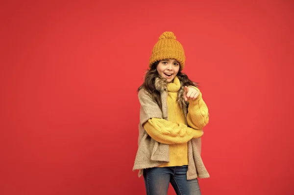 Stilvolles Kind in Strickwaren Pflege Gesundheit in der kalten Jahreszeit, Kopierraum, Mode-Look — Stockfoto