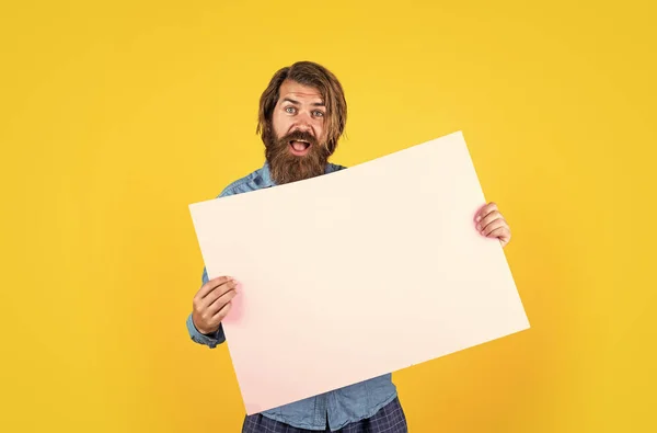 Hipster caucasiano com barba e banner de papel capilar elegante com espaço de cópia, anúncio — Fotografia de Stock