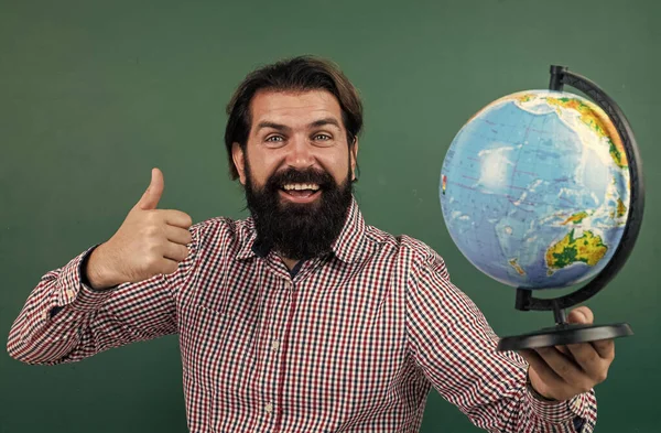 Conceito de viagem. Passa no exame. aprender o assunto. de volta à escola. Feliz Dia dos Professores. Homem brutal com barba segurar geografia mapa globo. educação informal. estudante do sexo masculino sentar em sala de aula enquanto lição — Fotografia de Stock