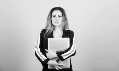 Kişisel blog. Dijital teknoloji. İnternette sörf yapmak. Bilgisayar dükkanı. Kendi blogunu oluştur. Sosyal ağlar ve blog. Düzenli bilgisayar kullanıcısı. Bilgi kaynağı. Blog konsepti. Dizüstü bilgisayarı olan kız