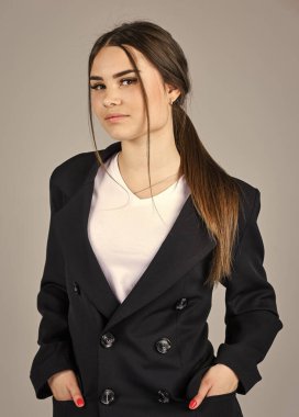 Kendine güvenen öğretmen kadın siyah takım elbise giyip okul konseptine geri dönüyor.