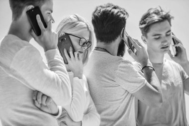 İletişim araçları. Cep telefonu sohbeti. Arkadaşlar arka planda sohbet ediyorlar. Mobil iletişim. Akıllı telefonları olan insanlar. Cep telefonu. Sohbet ve tartışma. Proje tartışılıyor