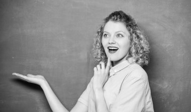 Karatahtanın önündeki kadın öğretmen. Öğretmen zor konuyu açıkla. Hatırlanması gereken önemli bir bilgi. Öğrencilerin öğretmen arkadaşı. Bin günden daha iyi çalışkan bir çalışma harika bir öğretmenle bir gündür.