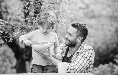 Biz bir aileyiz. Sabah kahvaltısı. Vejetaryen diyeti. Aile yemeği zamanı. Babalar günün kutlu olsun. Babasıyla küçük çocuk mısır gevreği yiyor. Sağlıklı yemek ve diyet. Süt ürünleri. Baba oğul dışarıda yemek yiyorlar.