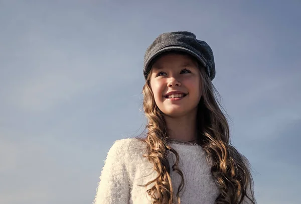 Glad tonåring flicka på himlen bakgrund. Vår unge mode stil. barn med lockigt hår bär trendig hatt. Begreppet skönhet. barndoms lycka. vara fri och bekymmerslös. känsla av frihet — Stockfoto